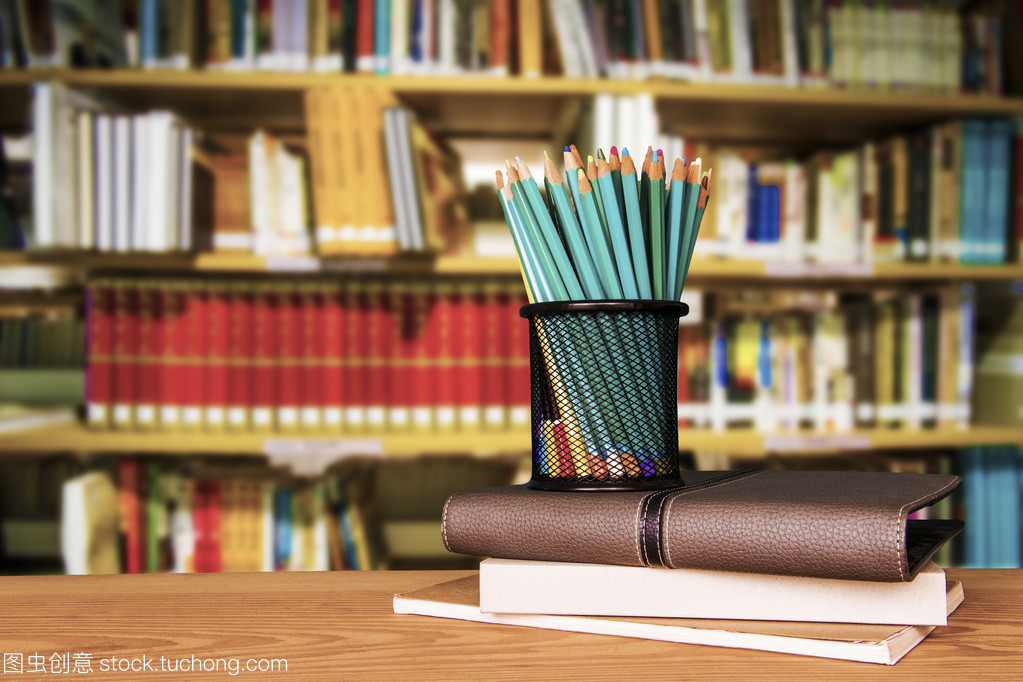 空木桌與現(xiàn)代圖書(shū)館 圖書(shū)作為橋梁的沉思